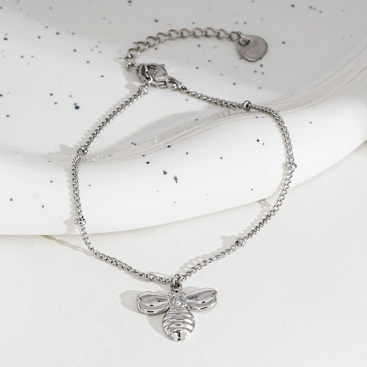 Waterproof summer women's bee-shaped bracelet stylish and elegant stainless steel bracelet jewelry Fade imitation anti-allergic