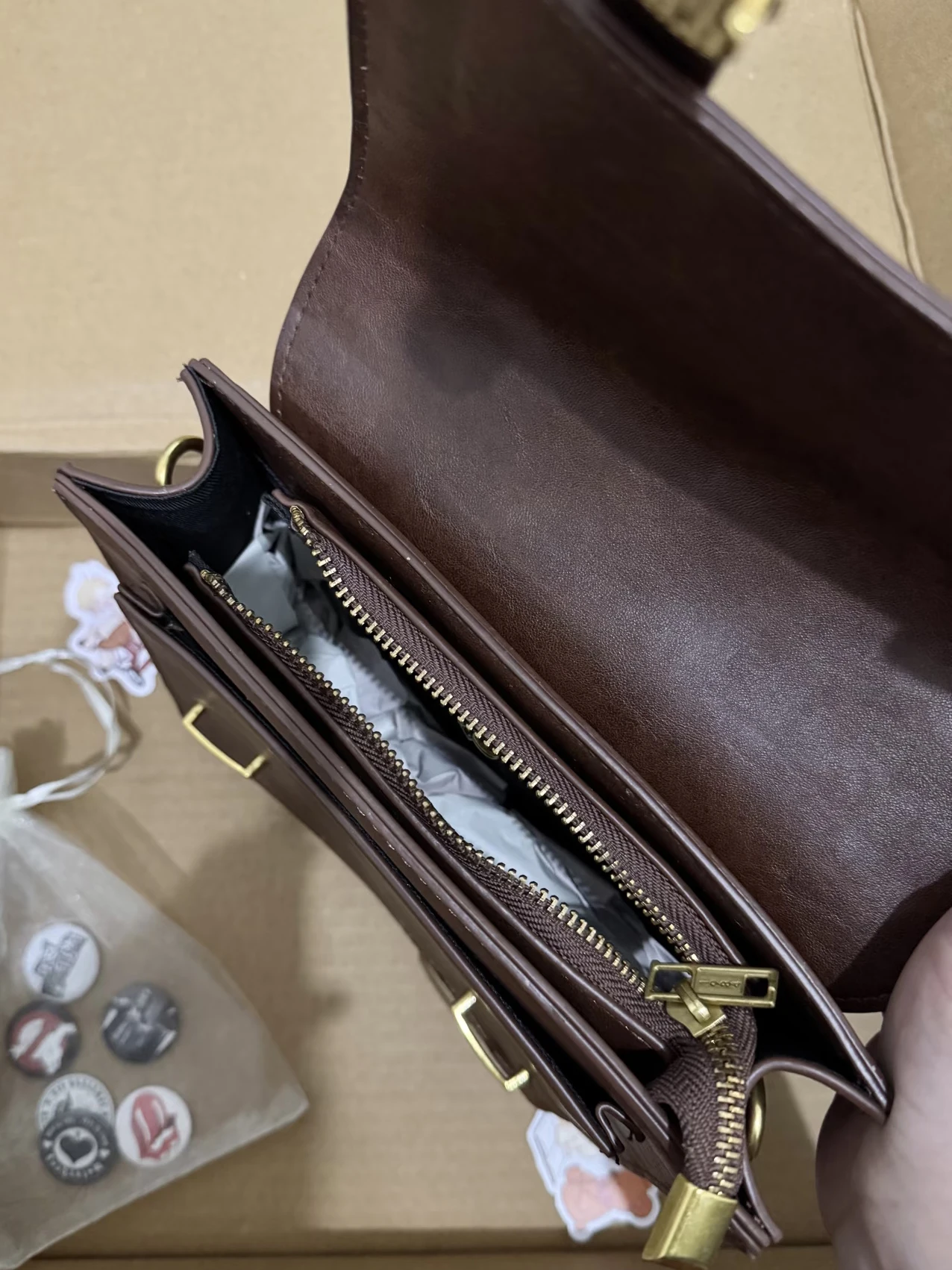 حقيبة بنية من البولي يوريثان للفصول الأربعة عالية الجودة بغطاء قلاب حقيبة كتف للسيدات حقيبة يد أمريكية عتيقة ملابس الشارع على طراز Preppy #5