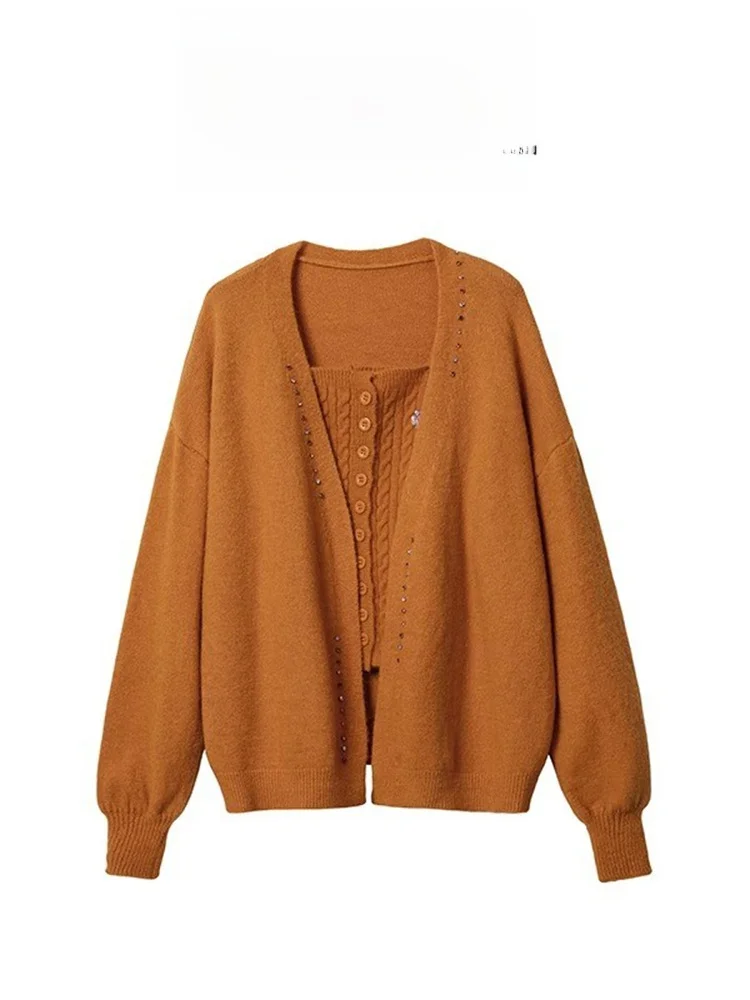 

Комплект из двух предметов: открытый кардиган-свитер и вязаный жилет с круглым вырезом и перекрученными бретелями, теплый и уютный, с длинными рукавами.