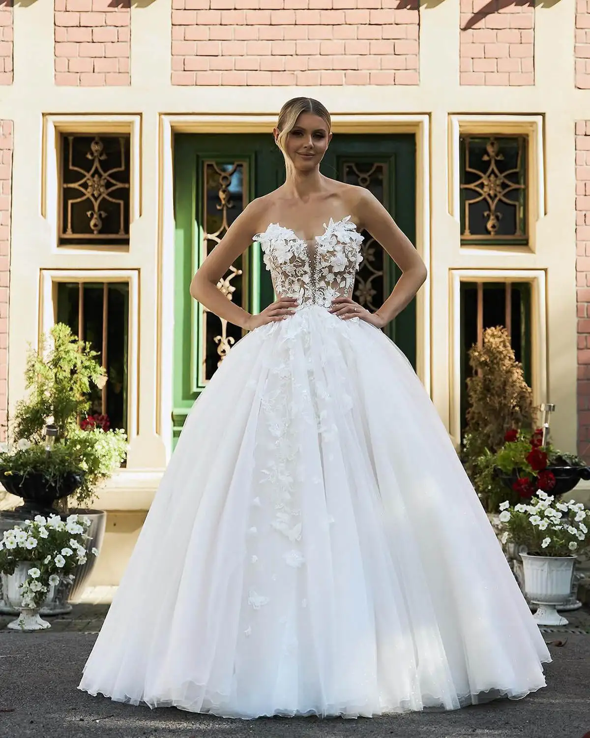 Modern Ball Gown Wedding Dresses 3D-Appliques Flowers Sweetheart Bridal Gown Sweep Train Vestidos De Novia Customized