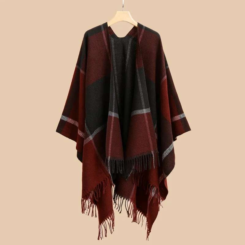 A lady wearing a stylish Joker shawl decorative scarf simple cloak warm and thick