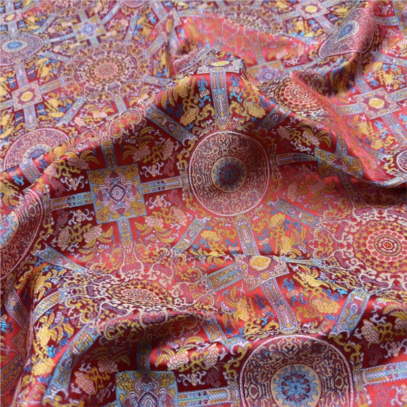 Un classico cheongsam in tessuto jacquard ad alta densità rosso in stile cinese con apertura frontale e cappotto in broccato