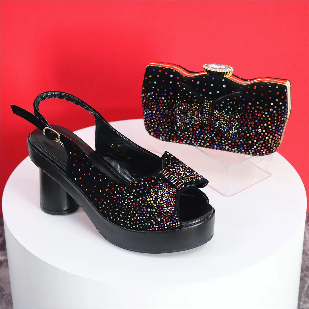 Elegante Schwarze Damen-Sandalen mit Blockabsatz, Plateau, Peeptoe und Strass-Verzierung & Clutch-Tasche Set für Hochzeit, Party und Abendveranstaltungen – Detail 10