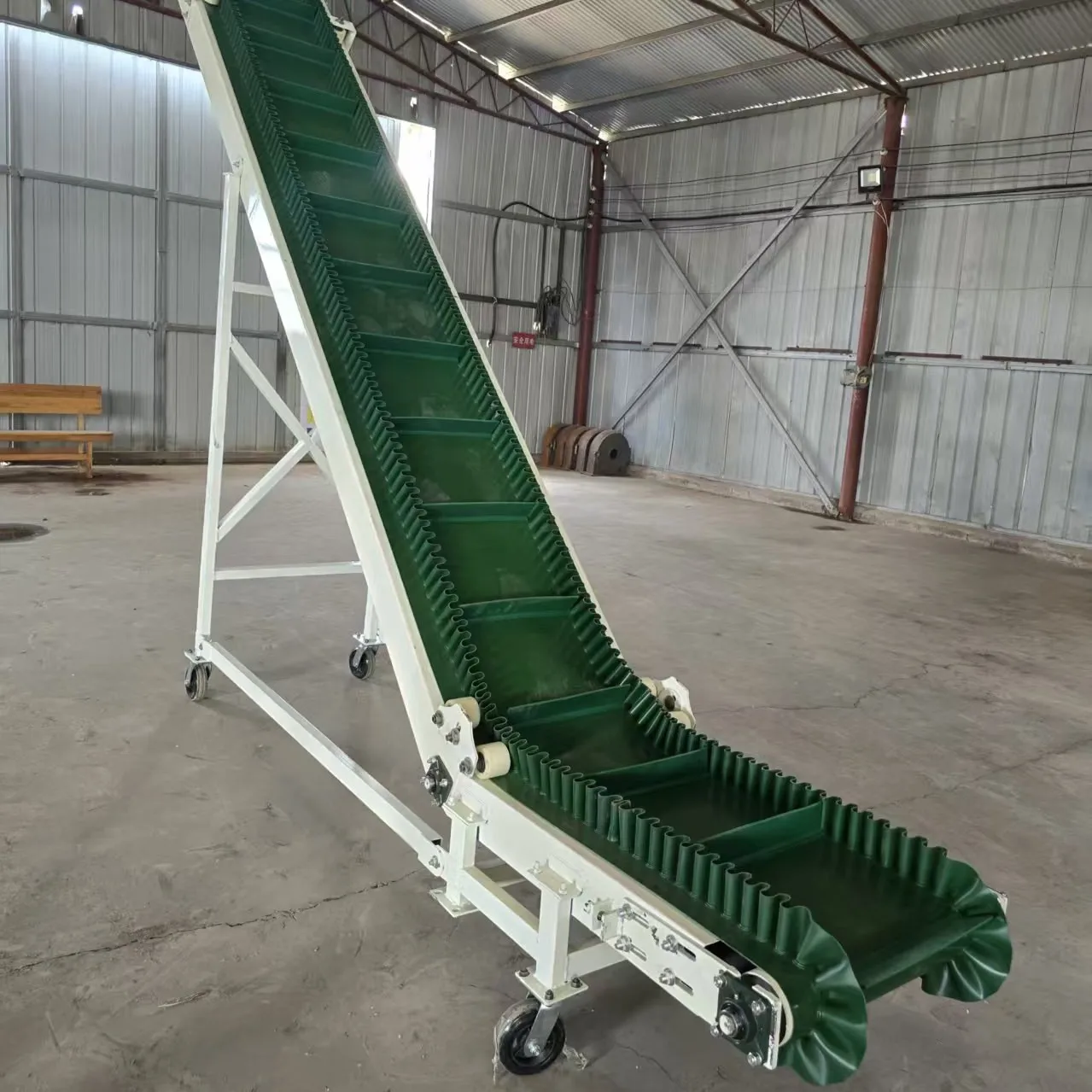Mobile lift belt conveyor, mining high-angle belt feeder, coal and sand climbing conveyor