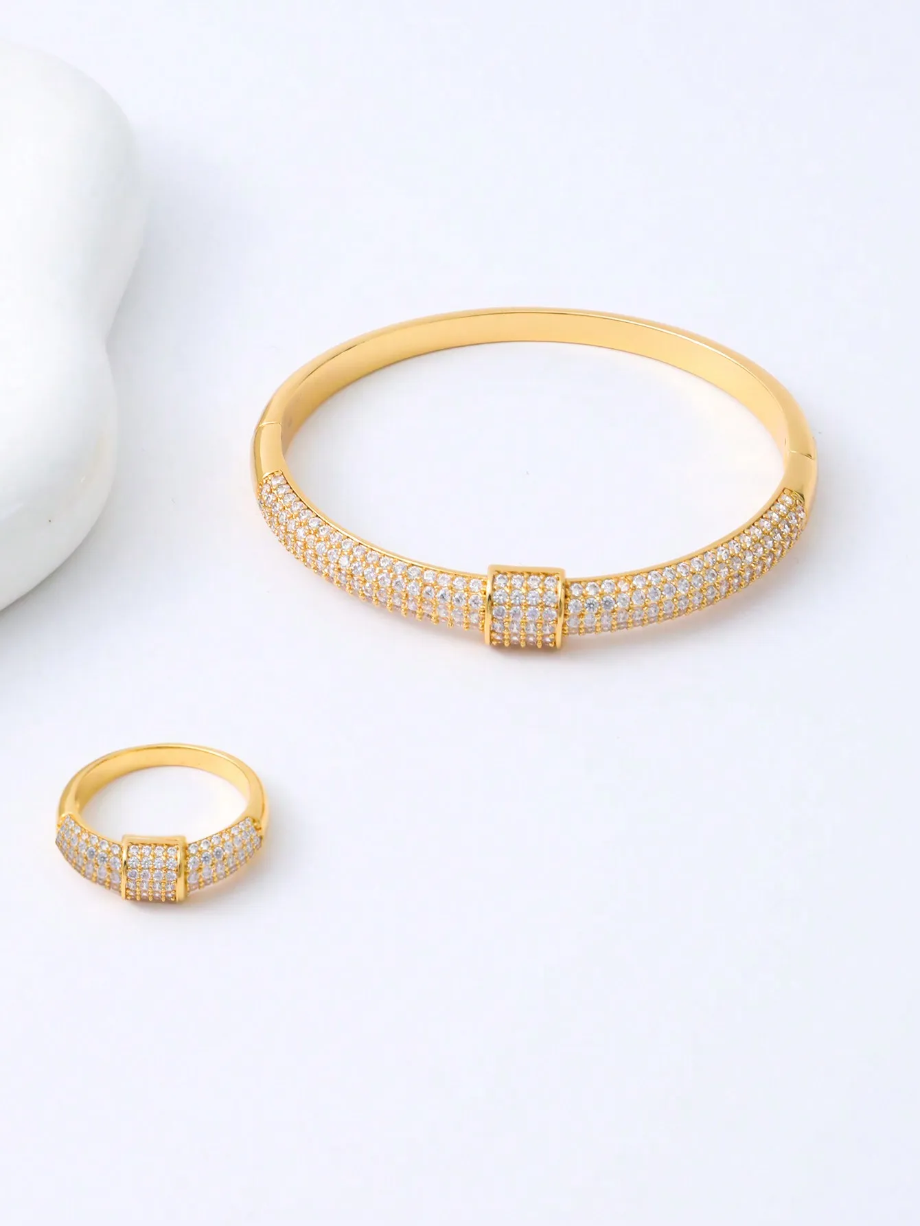 A set of women's new European and American 14K gold-plated copper temperament simple micro-inlaid zircon bracelet ring set