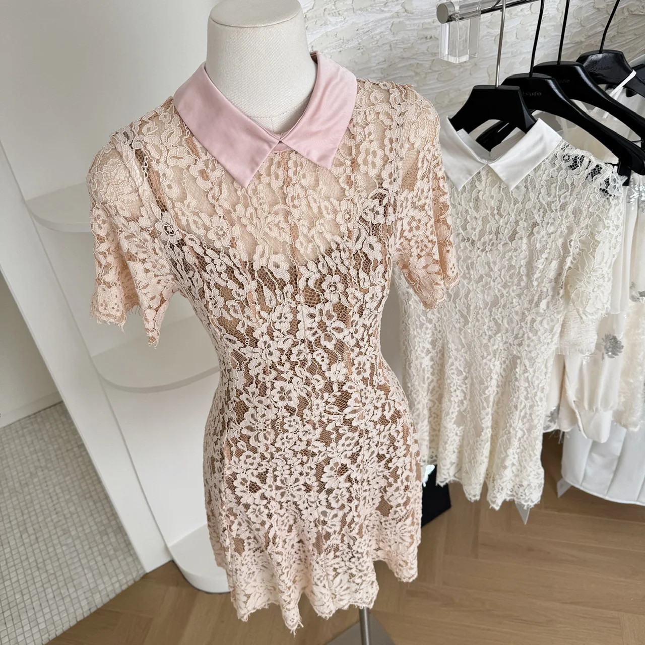 

Women's Elegant Lace Floral See Through Short Sleeve Dress Lady Summer Solid Color Turn Down Collar A Line Slim Short Dress
