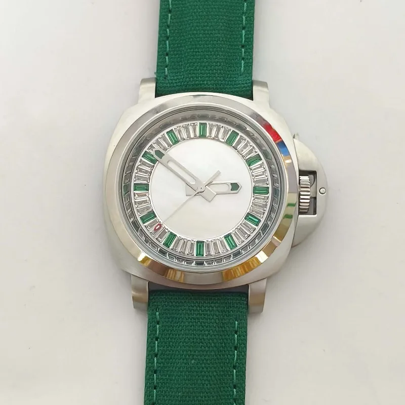 O novo relógio masculino tem uma caixa de aço inoxidável de 40 mm com mostrador de espelho mineral e fundo transparente com calibre NH35