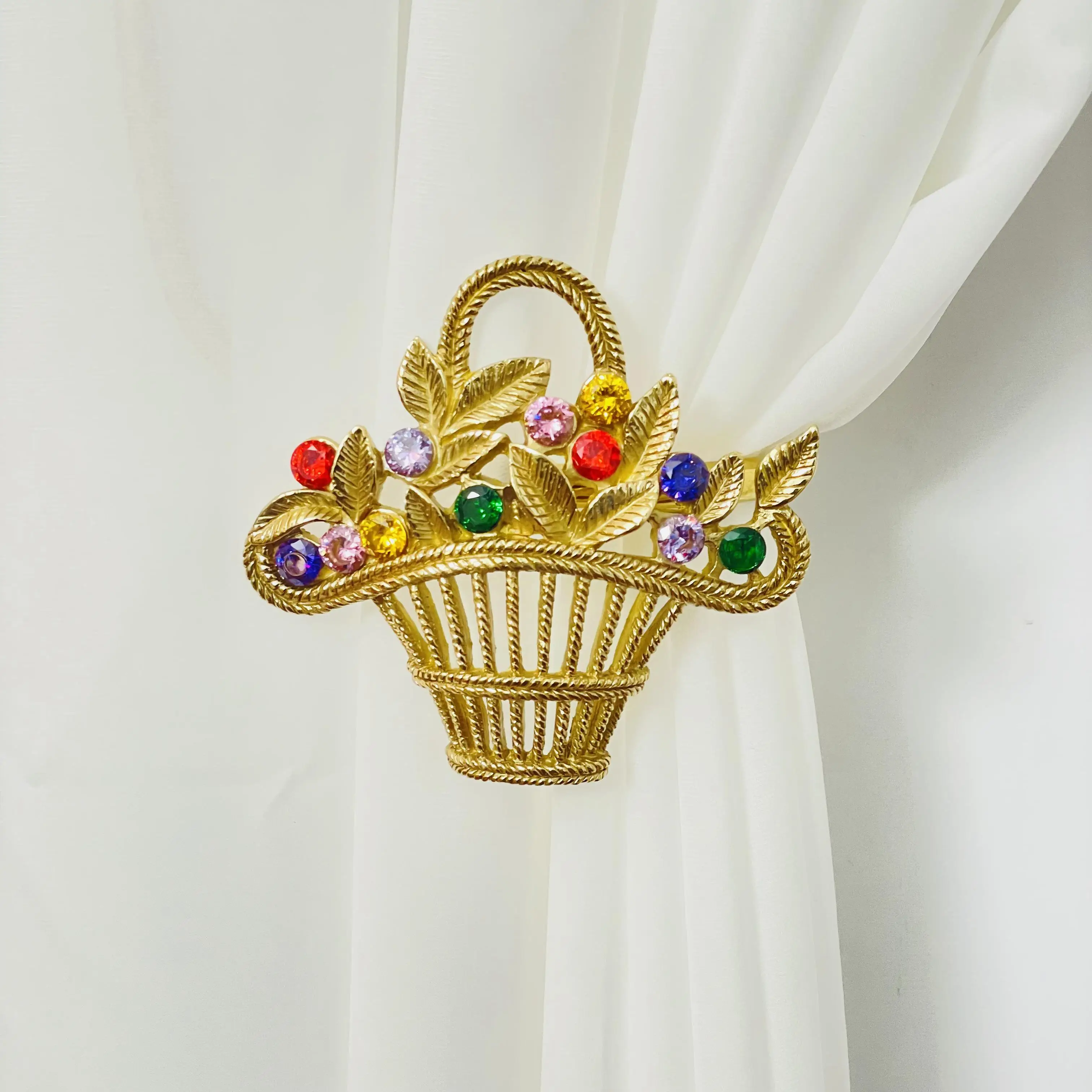 Handgefertigte Vorhanghaken aus Messing für die Fensterdekoration