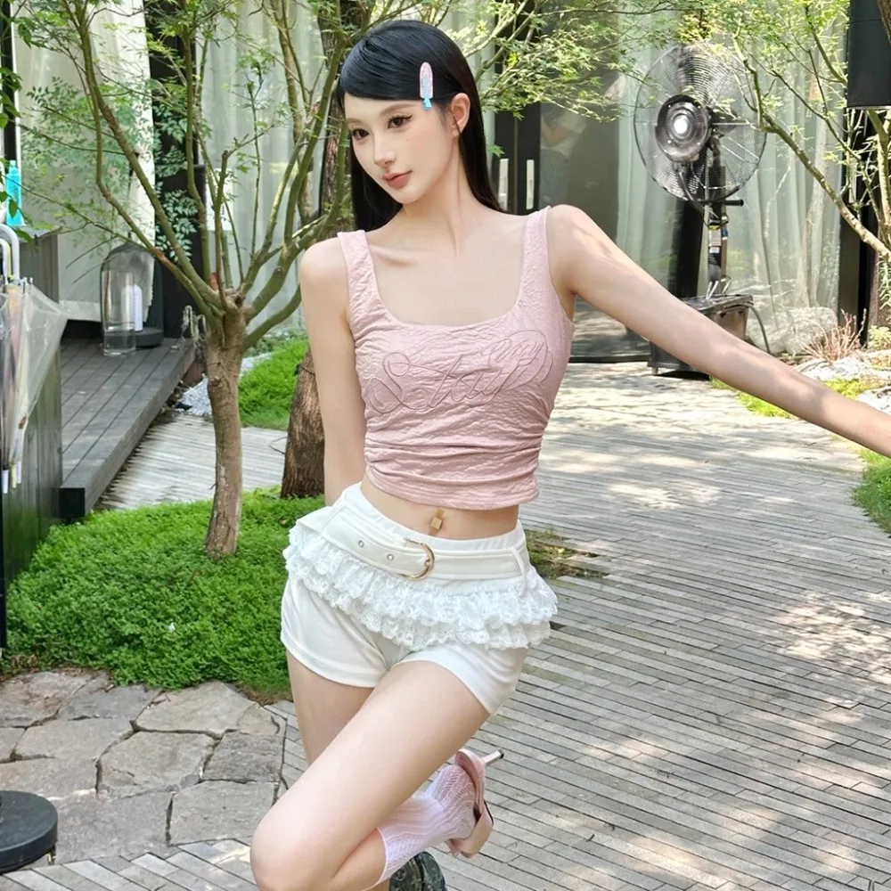 ชุดเซ็ต 2 ชิ้น สไตล์ Y2K สำหรับผู้หญิง เสื้อกล้ามคอกลมพิมพ์ลายตัวอักษรโชว์เอว + กางเกงขาสั้นระบาย ชุดแฟชั่นสตรีทสไตล์หวานๆ สำหรับสาวๆ