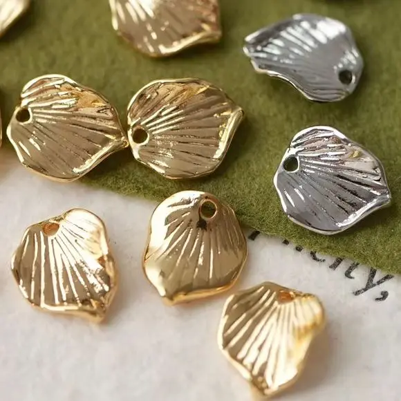 

2 шт. 10x8,5 мм маленькие листы с динамическим медным покрытием и подвеской из настоящего золота DIY ювелирные аксессуары ручной работы