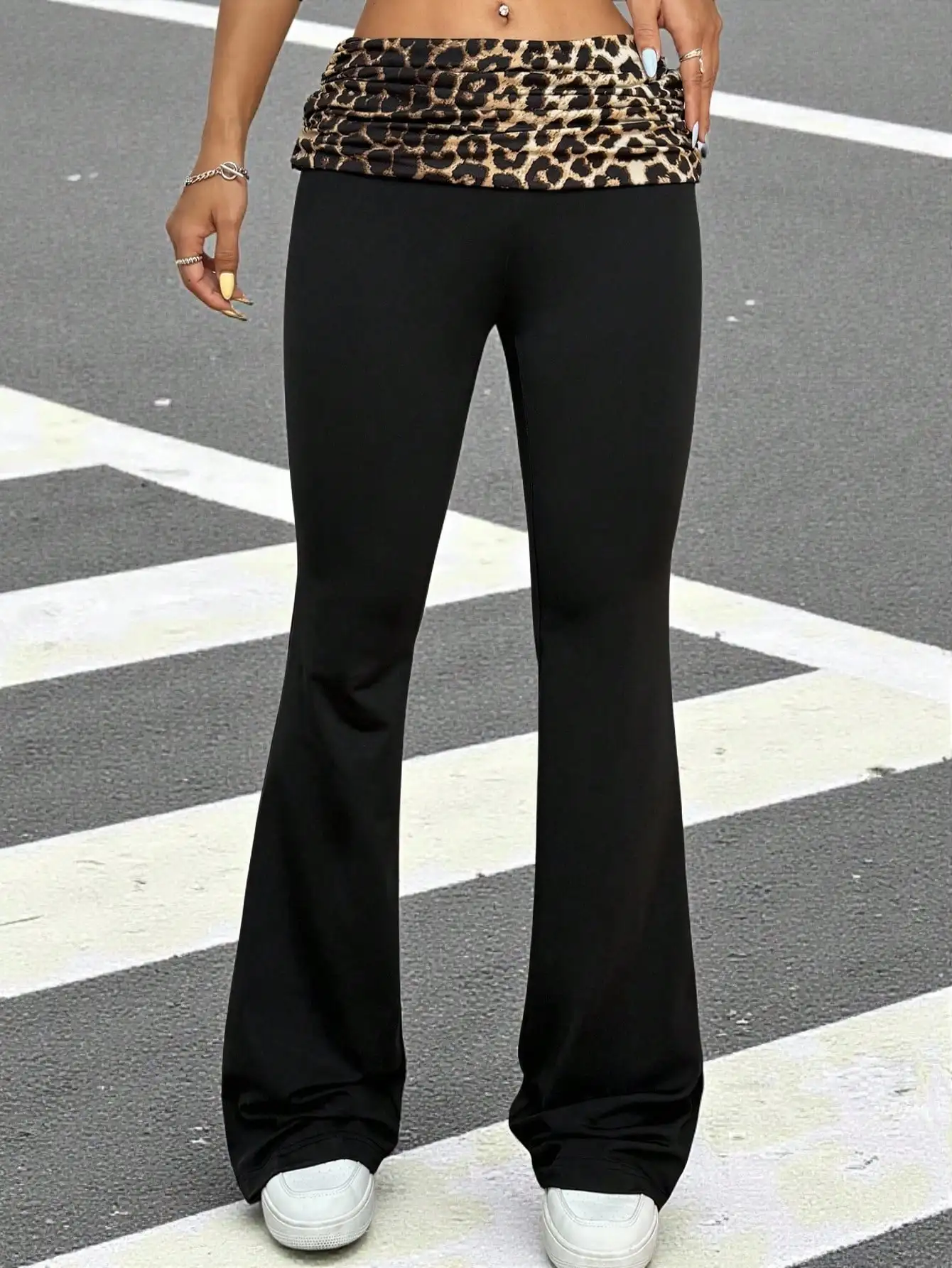 

Черные расклешенные брюки с леопардовым принтом и эластичным поясом, высокая эластичность.