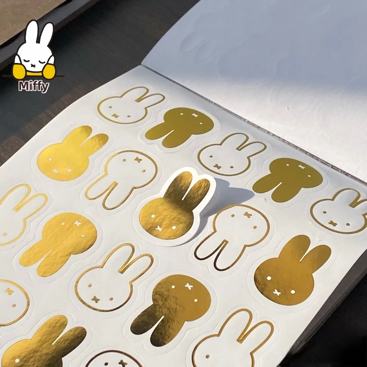Autocollant Kawaii Miffy, accessoires liés au lapin Miffy, autocollant pour carnet, coque de téléphone, étui pour iPad, matériaux de bricolage, décoration de dessin animé mignon