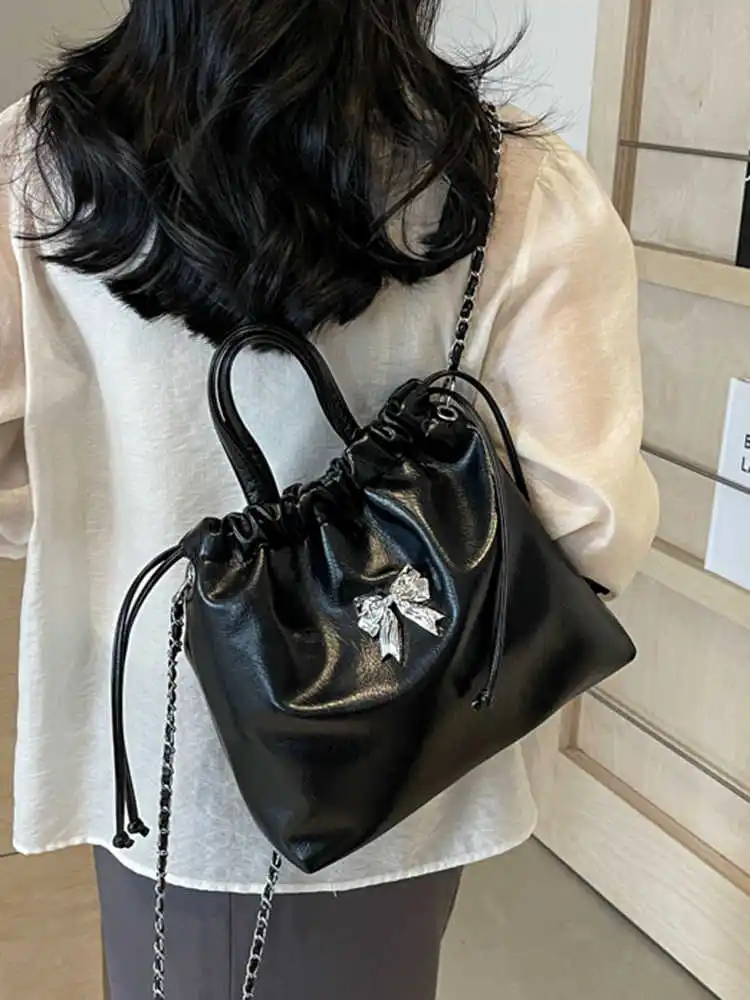 Borse tote da pendolare con coulisse di grande capacità da donna 2025 Nuova borsa a tracolla con catene decorate con fiocco Zaino versatile per studenti universitari