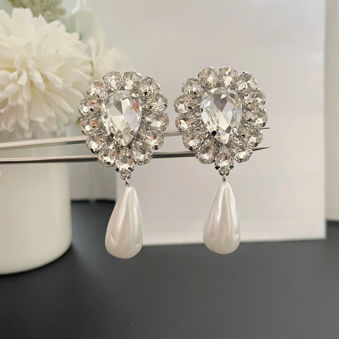 

Light luxury, fashionable temperament, high-end sense, personalized crystal pearl flower ear clips