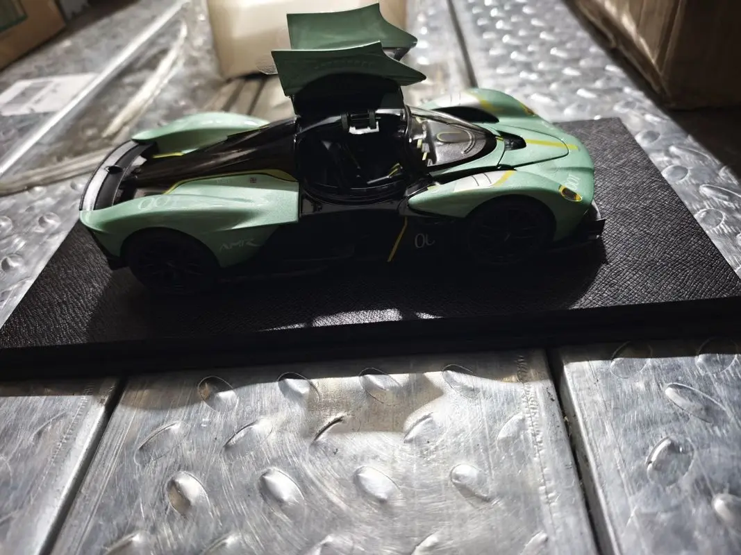 Aston Martin Valkyrie 1:18 Scale Die-Casting Supercar Model Limited Edition Collectible Toy with Decorative Gift Box