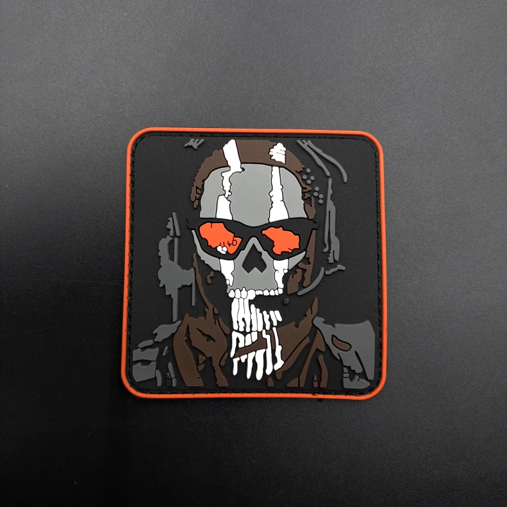 

Нашивка-стикер из ПВХ с рисунком черепа, светящаяся в темноте, с крючком на обратной стороне, подходит для украшения сумок, рюкзаков, жилетов и одежды, вышитая нашивка-стикер, мягкая резина