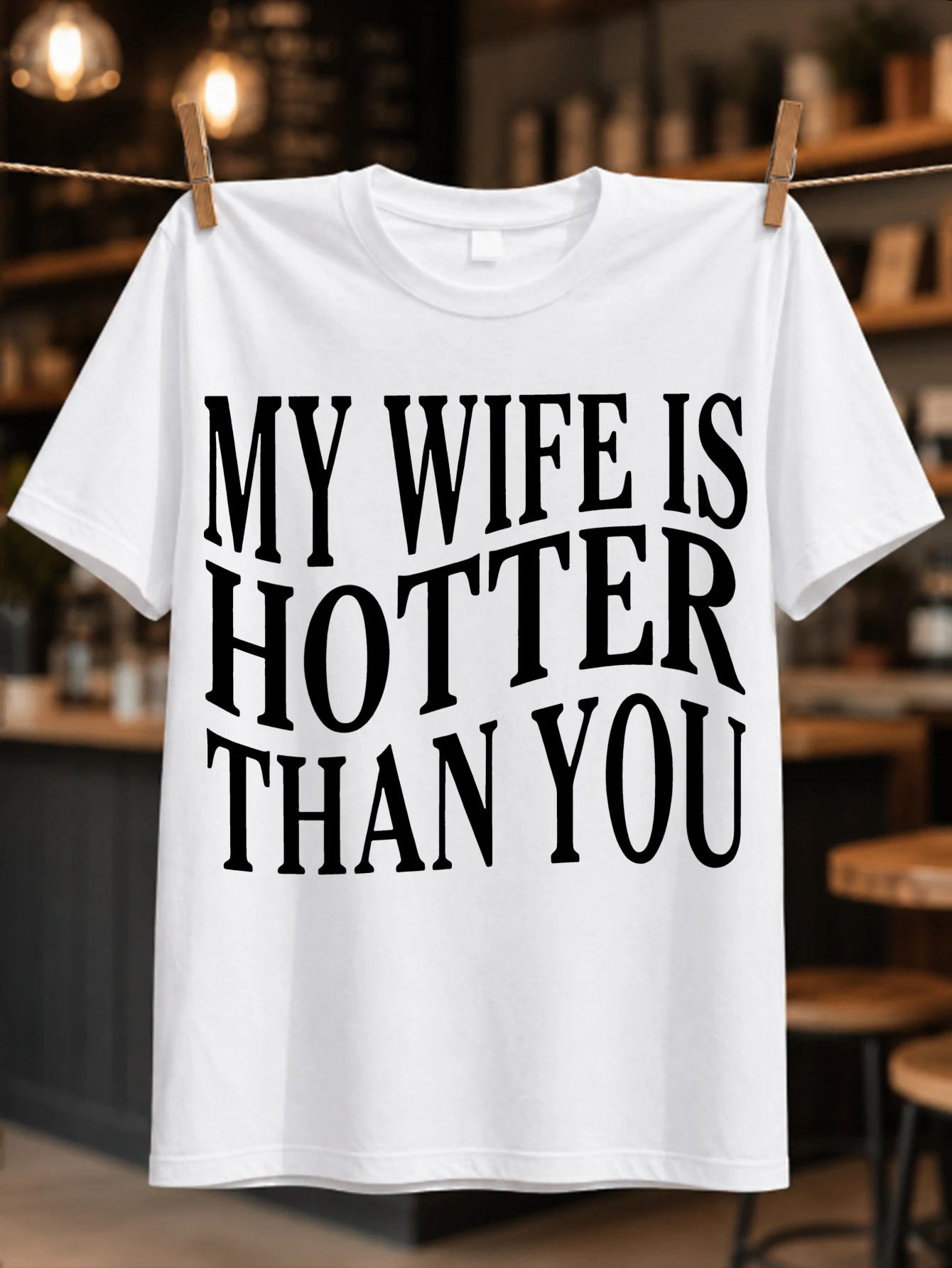 Ma femme est plus sexy que toi, citation en lettres serifes imposantes, humorisme coquin pour couple avec un format simple et audacieux, t-shirt unisexe.