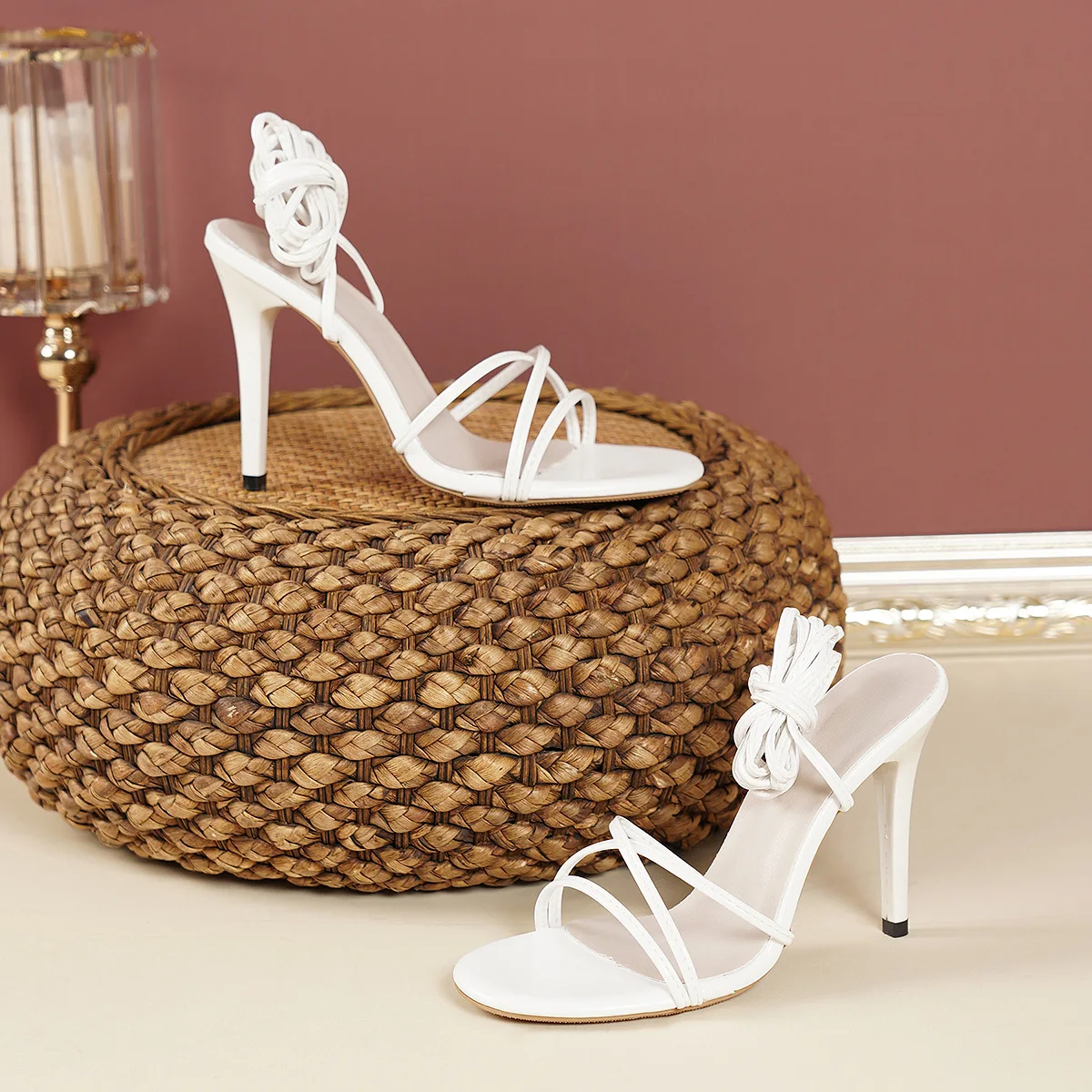 รองเท้าส้นสูงไซส์ใหญ่สำหรับผู้หญิง ฤดูร้อน แบบใหม่ หัวกลม ส้นเรียว สายไขว้ สไตล์ยุโรปอเมริกา ยอดนิยม เซ็กซี่