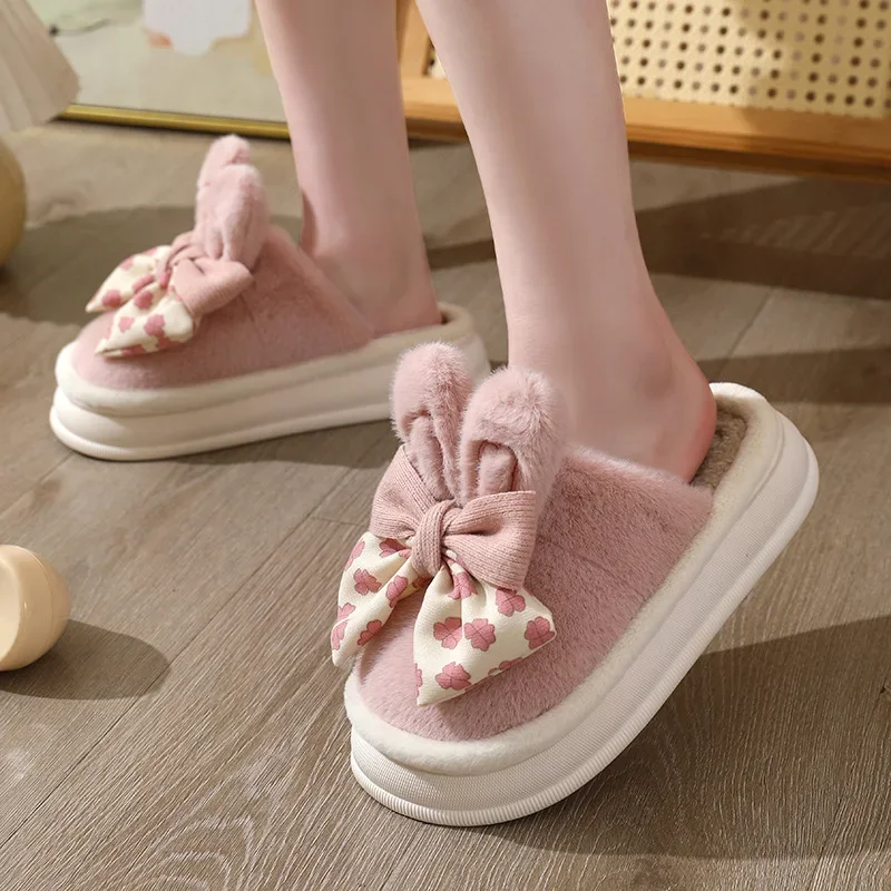 Zapatillas de algodón de gamuza sintética para mujer, pantuflas de invierno para el hogar con lazo de conejo para el calor, nuevo estilo de princesa con suela gruesa