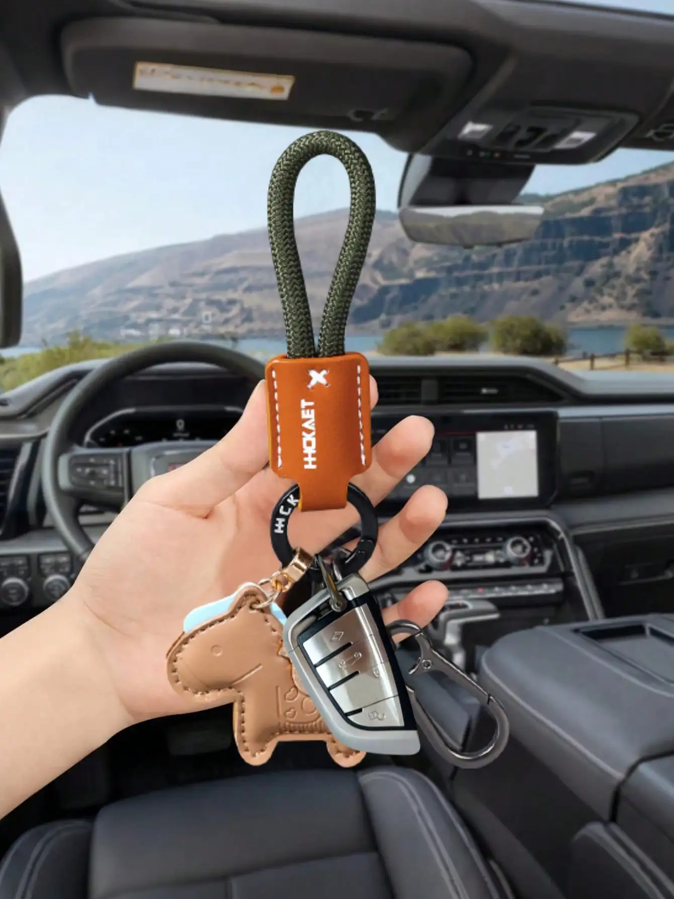 سلسلة مفاتيح جلدية لطيفة على شكل حصان، مناسبة لأعياد الميلاد وعيد الحب والعديد من المناسبات الأخرى.