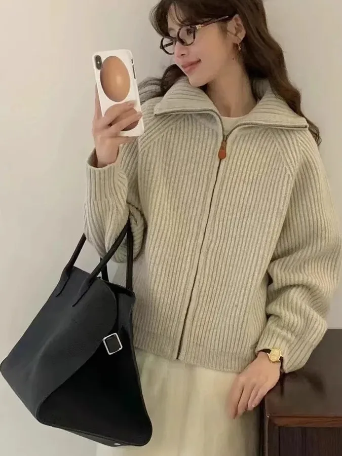 เสื้อสเวตเตอร์หนังหนานุ่มสไตล์เกาหลีย้อนยุค ซิปหน้า คอปกพับได้ สำหรับฤดูใบไม้ร่วงและฤดูหนาว เสื้อถักคุณภาพสูงสำหรับผู้หญิง