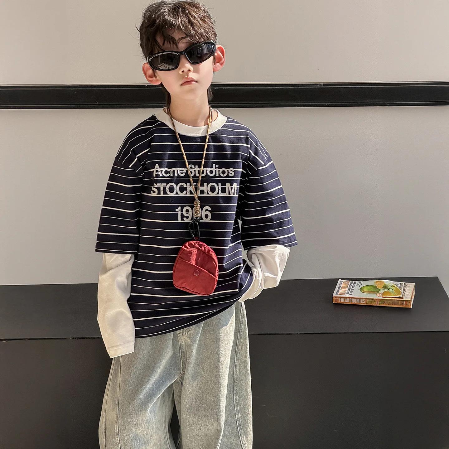 

Детская одежда: Новая модная полосатая толстовка-обманка с длинным рукавом в корейском стиле для мальчиков, весна 2026