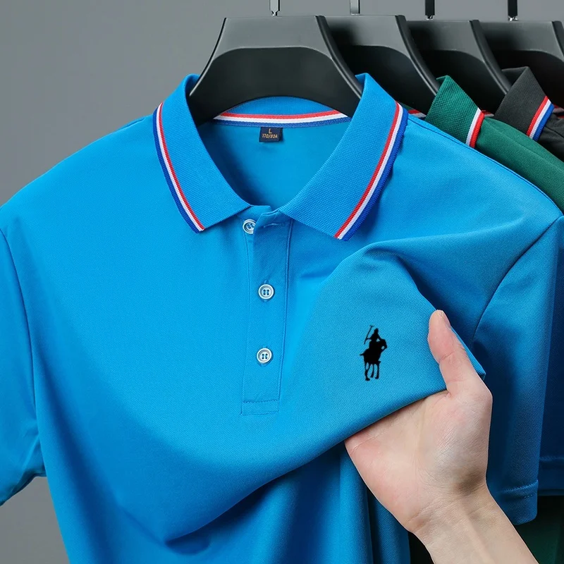 Herren Kurzarm-Poloshirt mit Emblem auf der linken Brust, mehrfarbigem Kragenbesatz, dreiknopfiger Knopfleiste, lässiges Business-Sommer-Oberteil T-Shirt – Detail 14