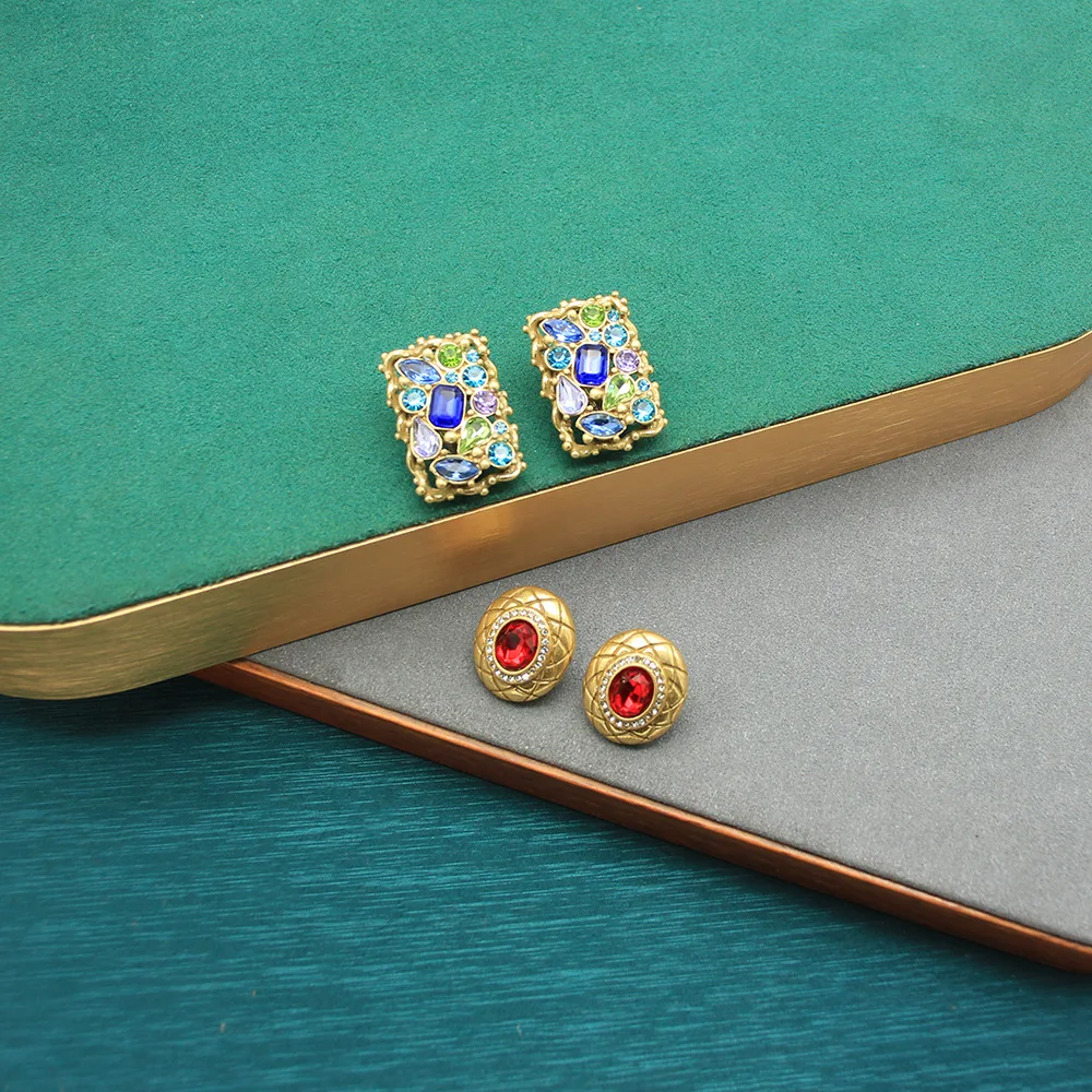 

Heavy Industry Copper Gold-plated Old Color Treasure Square Earrings Set with Diamonds and Ruby ​​round Earrings