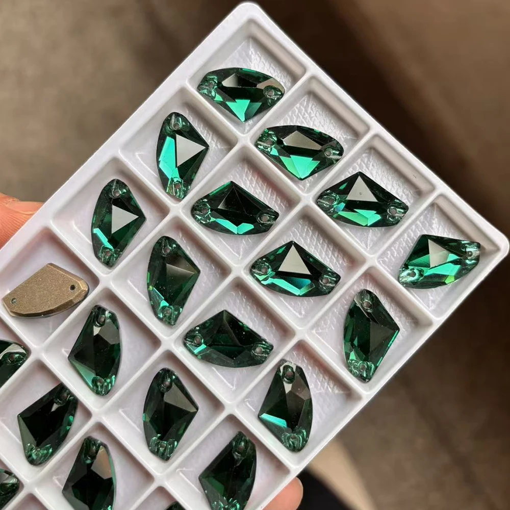 Smaragdfarbene Strasssteine in verschiedenen Formen zum Nähen, grüne Flachsteine, DIY-Zubehör, Kristalle, Bastelzubehör, Diamanten für Taschen. – Detail 7