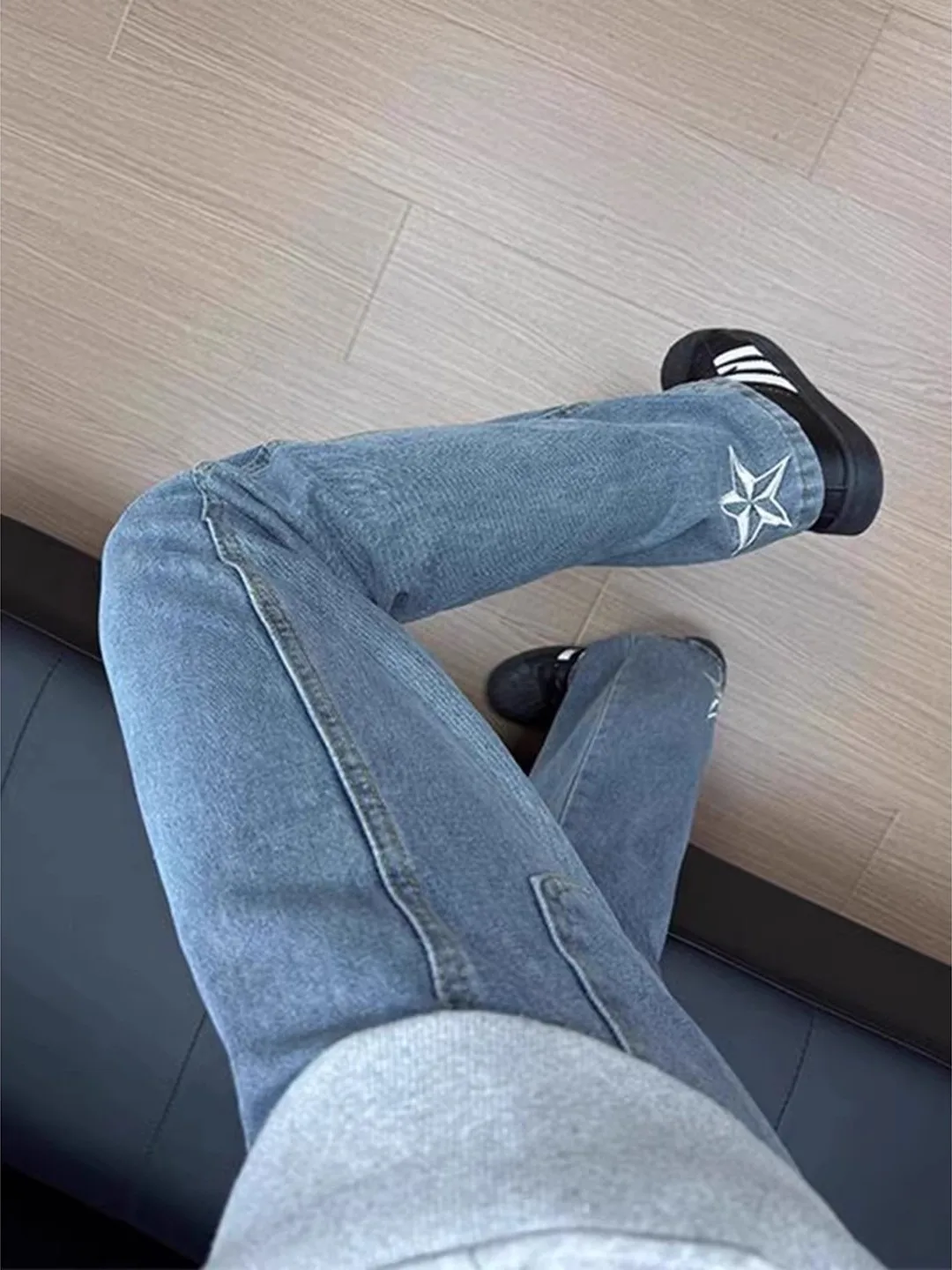 

Светло-голубые мужские джинсы с вышивкой в виде звезд, средняя посадка, прямые штанины с легким клешем, износостойкие, на все сезоны