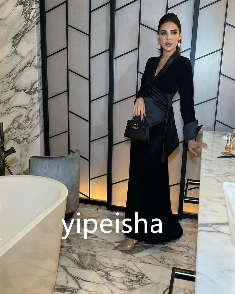 Maßgeschneiderte schwarze gerade Ballkleider, knöchellang, V-Ausschnitt, volle Ärmel, Abendkleid, schlichtes, modisches, drapiertes Partykleid mit Falten