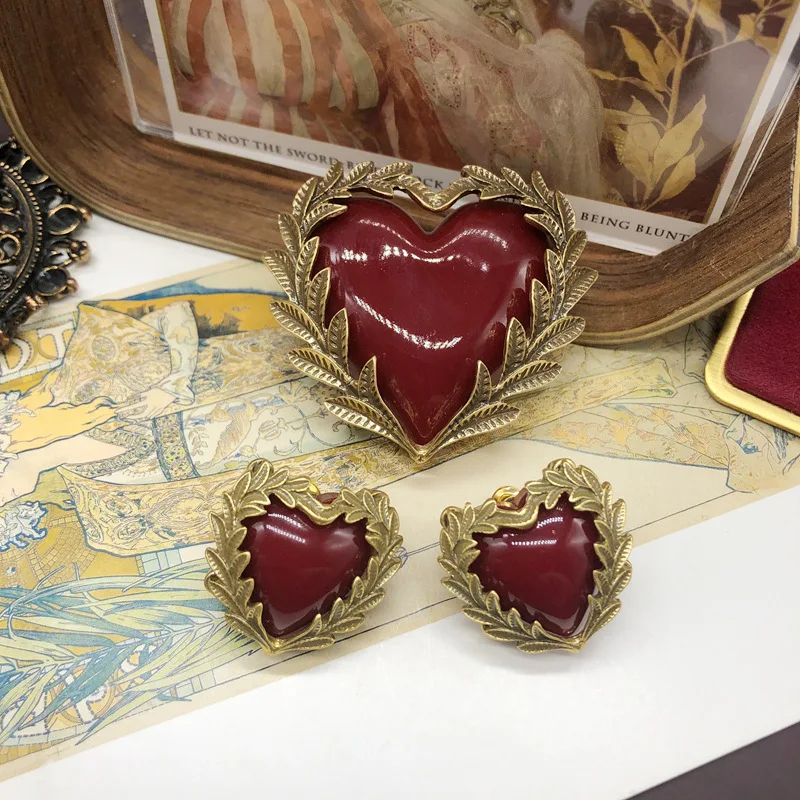 

Броши с красными камнями для женщин, в стиле «Листья дворца», винтажные, роскошные, модные украшения, элегантные простые булавки-аксессуары, сердце из смолы