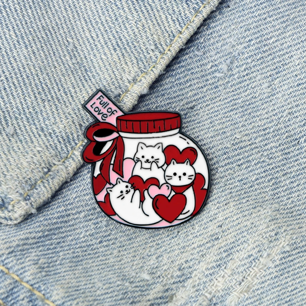 New Wink Cat With Red Heart Shape Brooch Cute Cup Kitty Enamel Pins Cat Lover Collection Badges Jewelry Gift for Friend