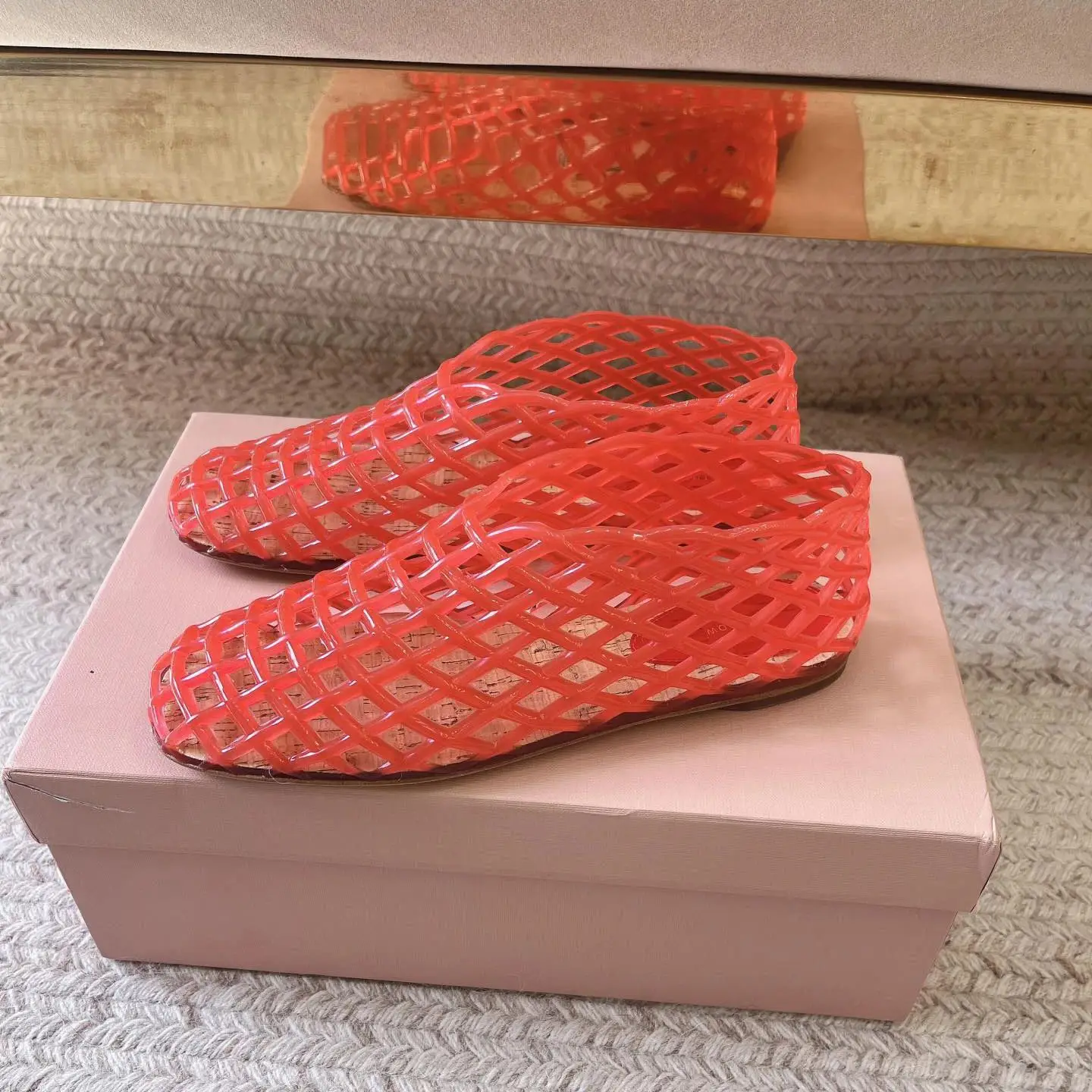 

Летние французские минималистичные сандалии 2026 года для женщин, с плоской подошвой, сетчатые, дышащие, цветные, из желеобразного материала.