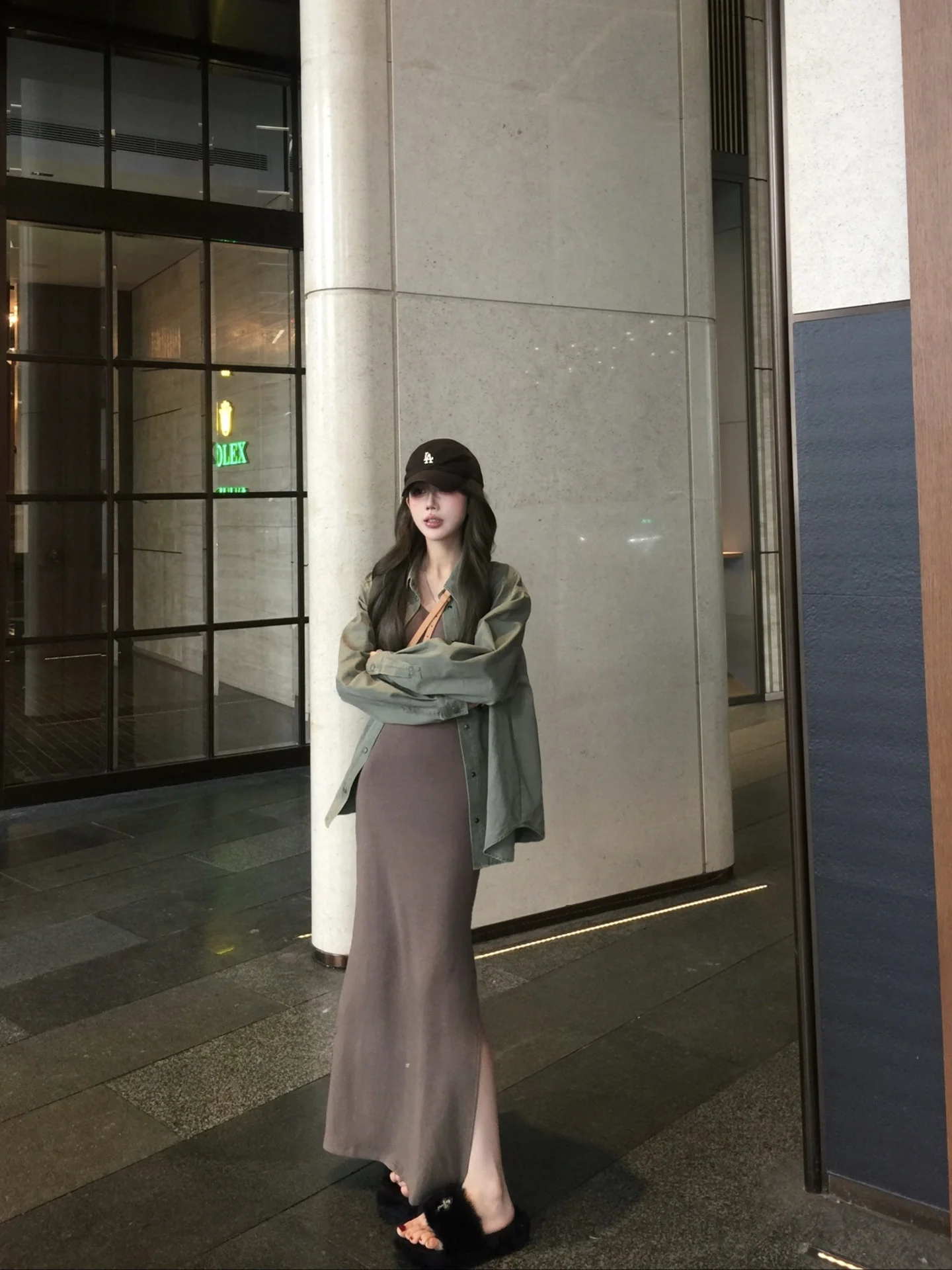 

Комплект из джинсовой рубашки свободного кроя с воротником и платья-халтер: женский модный костюм-двойка для стройности, весна 2026, с длинным рукавом, для средней весенней поры