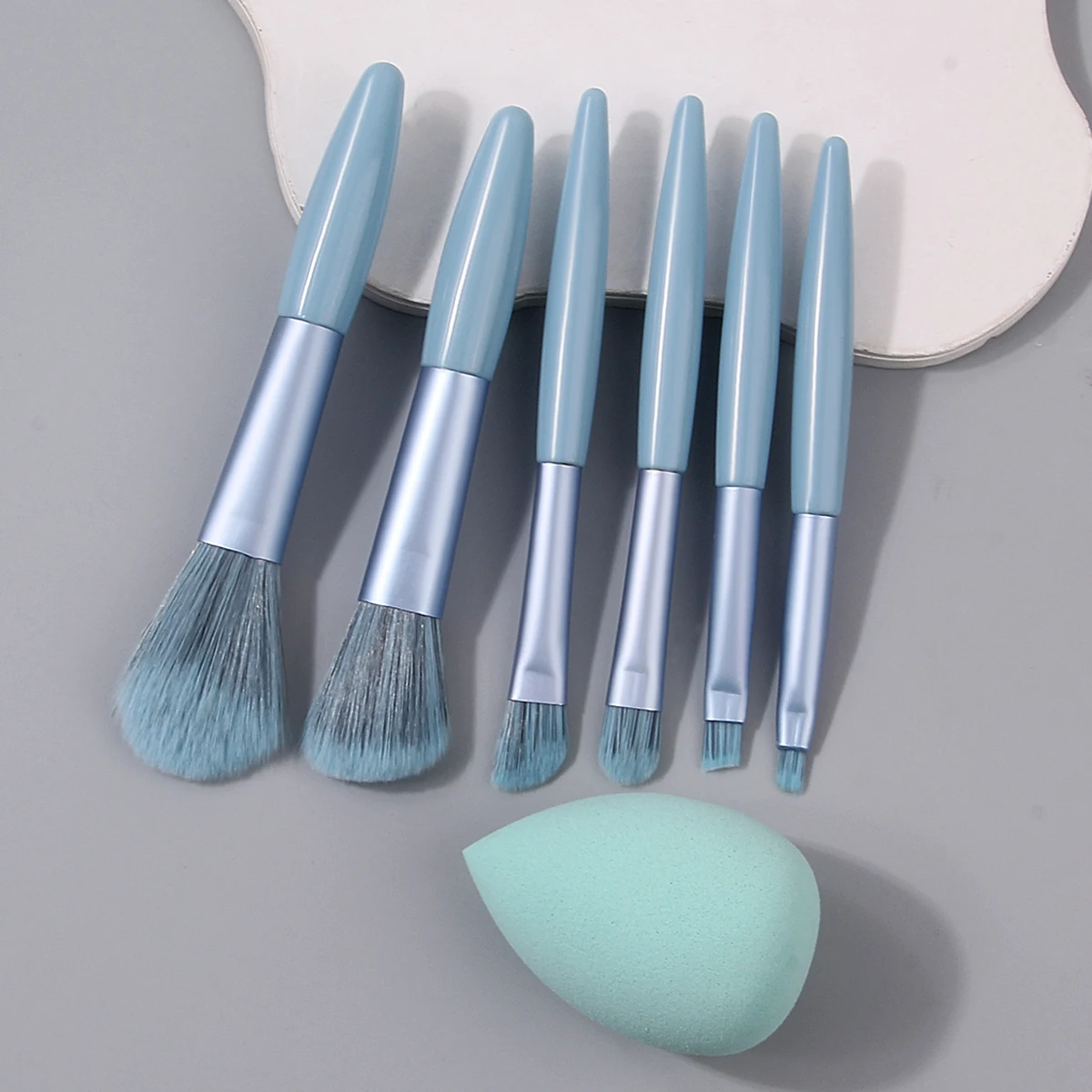 Mini set di pennelli per trucco facciale multifunzionale da 7 pezzi + strumento di bellezza portatile con uovo in spugna grande non appiccicoso per principianti