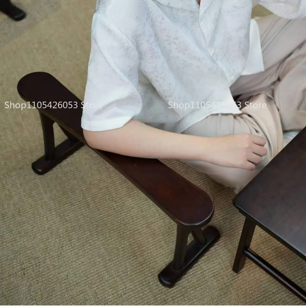 Relying on the armrest to relax relying on the armrest to hold the hand zen side of tea becomes a few ancient styles