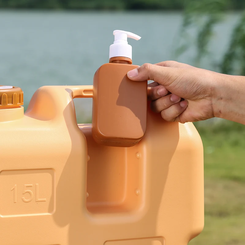 دلو مياه محمول للاستخدام الخارجي مع صنبور زجاجة صغيرة متضمنة مادة البولي ايثيلين للطعام والتخييم والنزهات وحاوية المياه