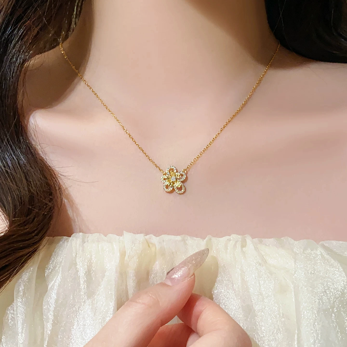 collar-de-zirconia-con-diseno-de-flor-martillada-en-oro-raytimone-cadena-de-clavicula-delicada-y-lujosa-diseno-original-jo