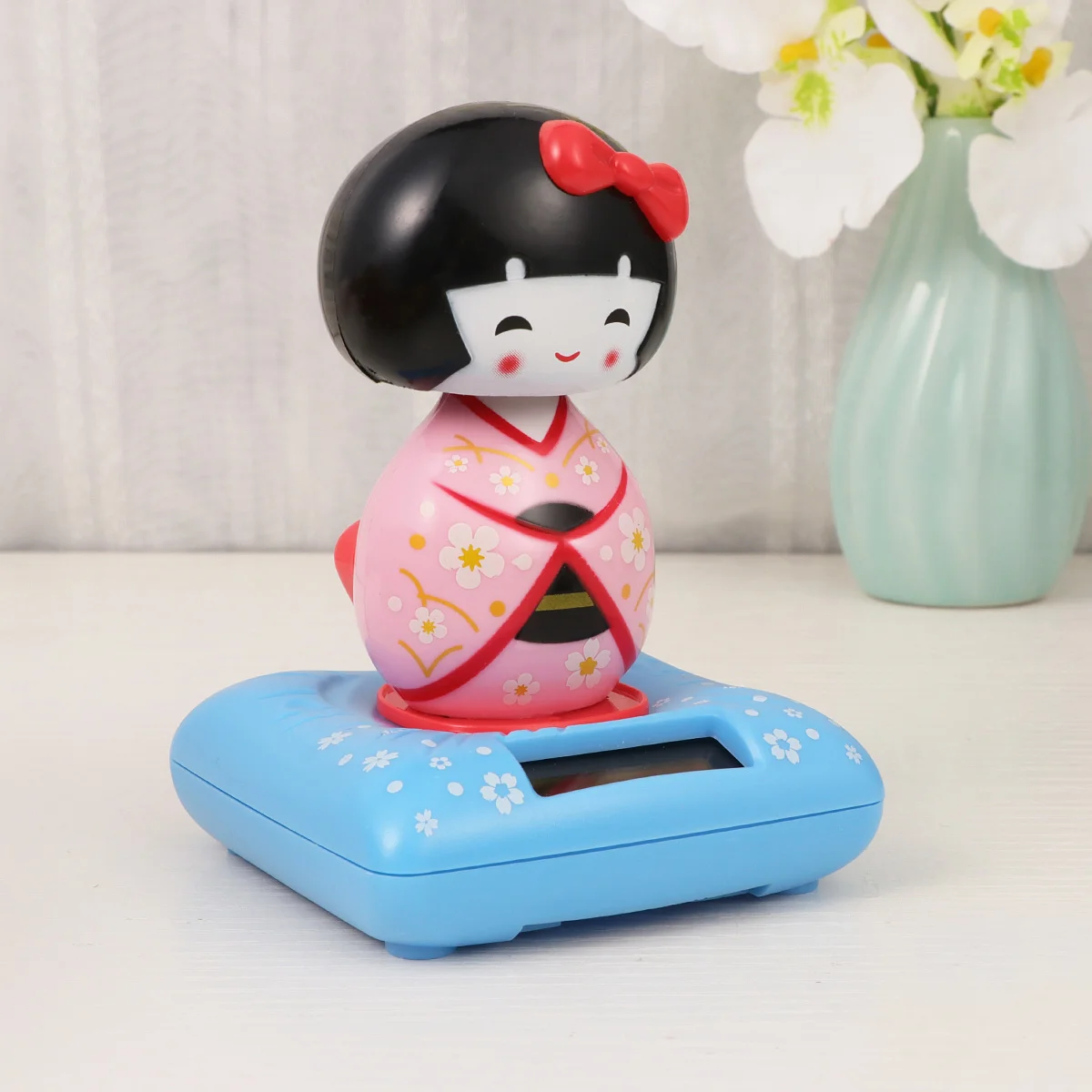 Solar Powered Japanese Maiko Car nament Cute Auto Interior Decor Kimono Gift Nodding Toy Vehicle Accessory Home Office