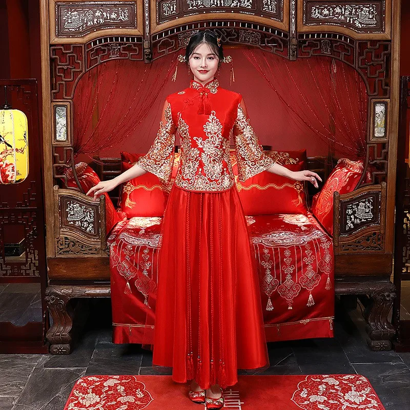 New elegant and dignified Chinese-style wedding dress with golden gauze embroidery