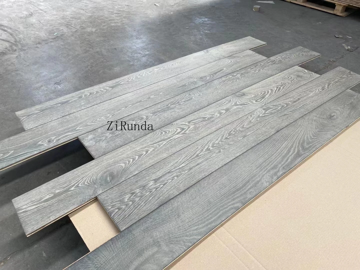 Maßgeschneiderte Version, 18 mm, luxuriöser, moderner, mehrschichtiger Holzboden aus Eichensperrholz