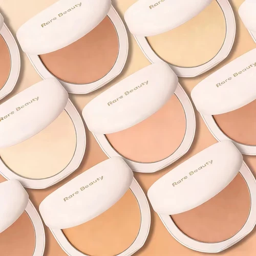 Imagen 2 del producto Polvo Compacto con Color Rare Beauty, Acabado Ligero, Suave, Reduce el Brillo, Tono Beige Claro Natural