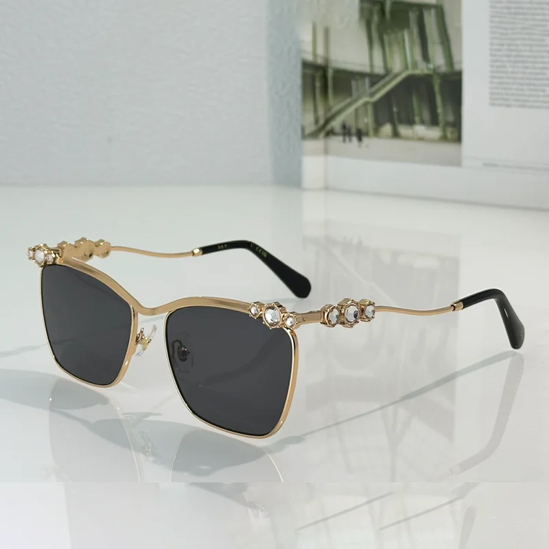 

Classical Light Luxury Black Gold Cat Eye Sunglasses Female SK7040 Niche Fashionable Alloy Solar Glasses for Women