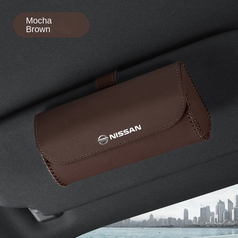 

Эксклюзивный чехол для очков от солнца от Nissan - Крепление для хранения солнцезащитных очков в автомобиле - Не загораживает обзор, прочный и устойчивый.