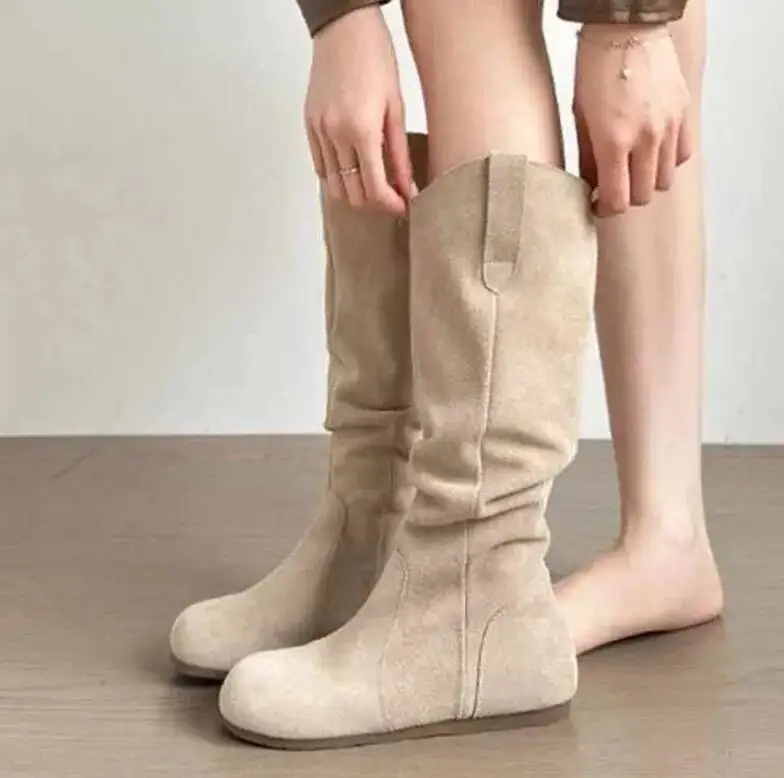 أحذية نسائية بكعب منخفض من جلد الغزال للركبة لعام 2025 أحذية نسائية بطيات على الموضة #5