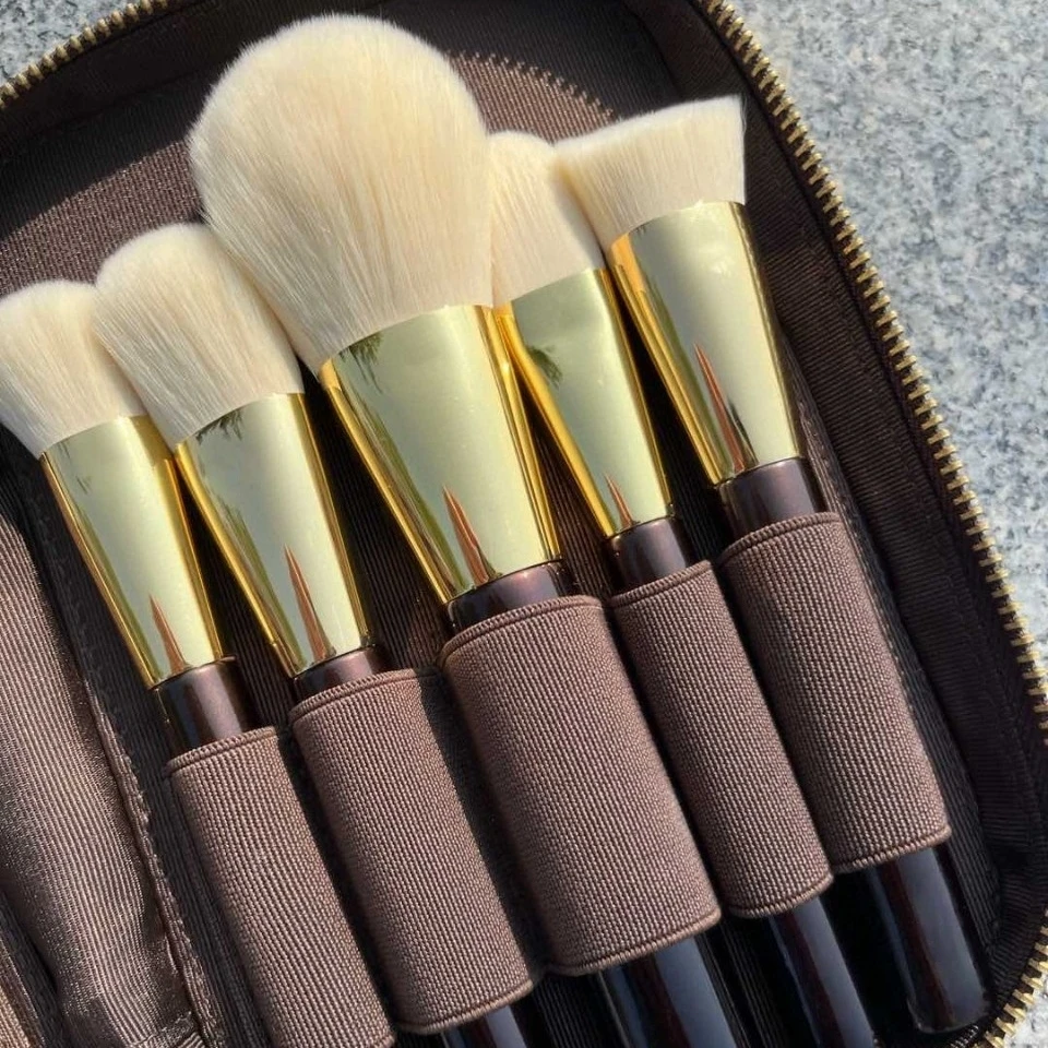 人間工学に基づいたファンデーション、チーク、コントゥアリング用高級メイクブラシセット、低刺激性合成毛、レザー製トラベルケース