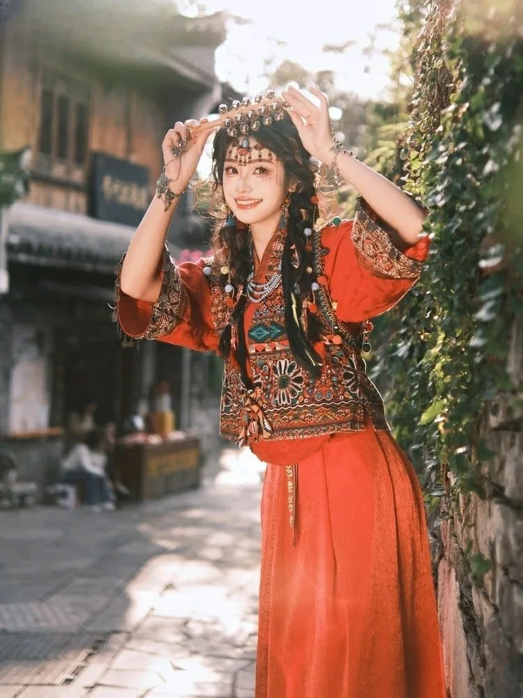 

A thousand households of ethnic girl costumes exotic style and performance