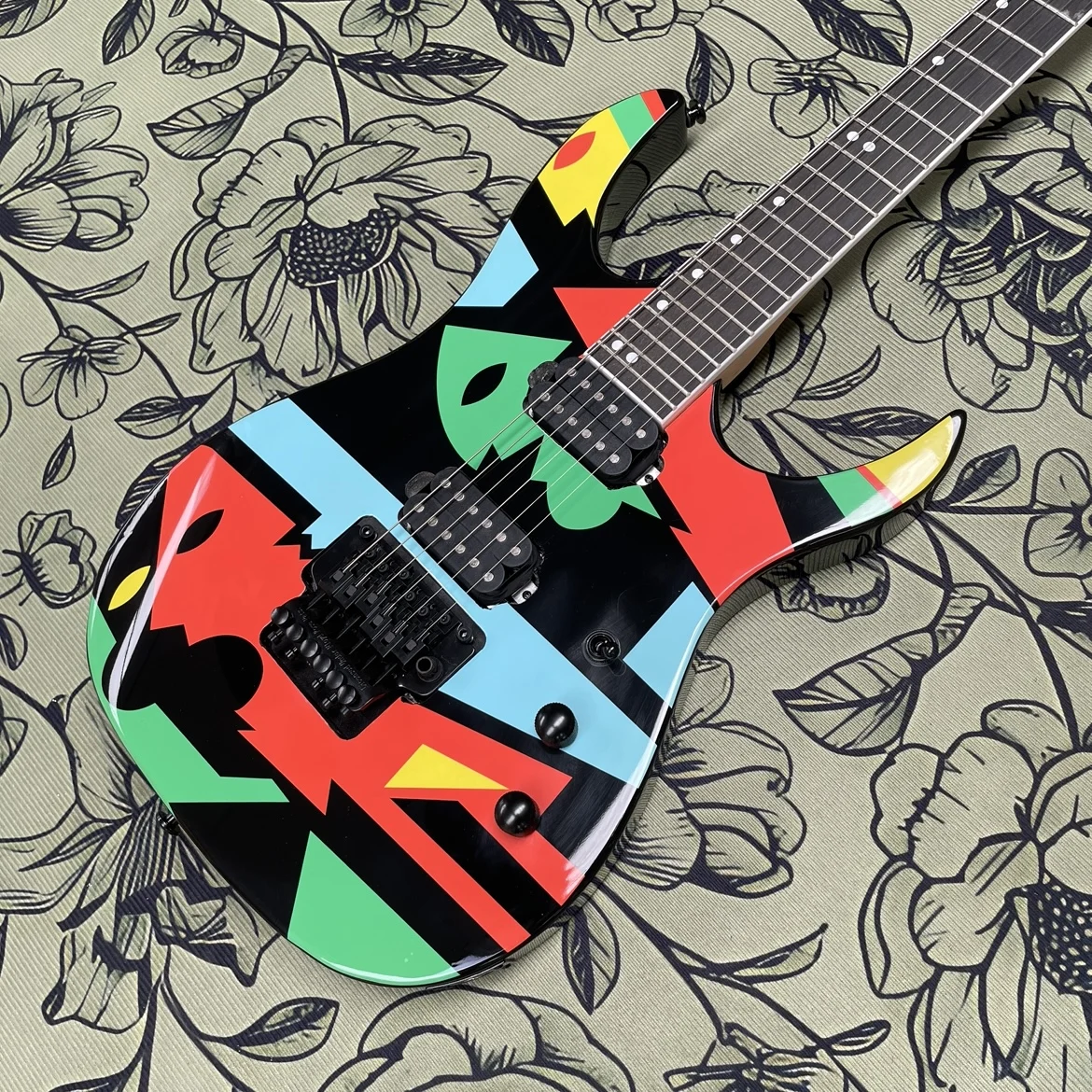 

Camouflage electric guitar, powerful dual pickups, stable double-locking tremologuitars, main force for fast playing guitarra