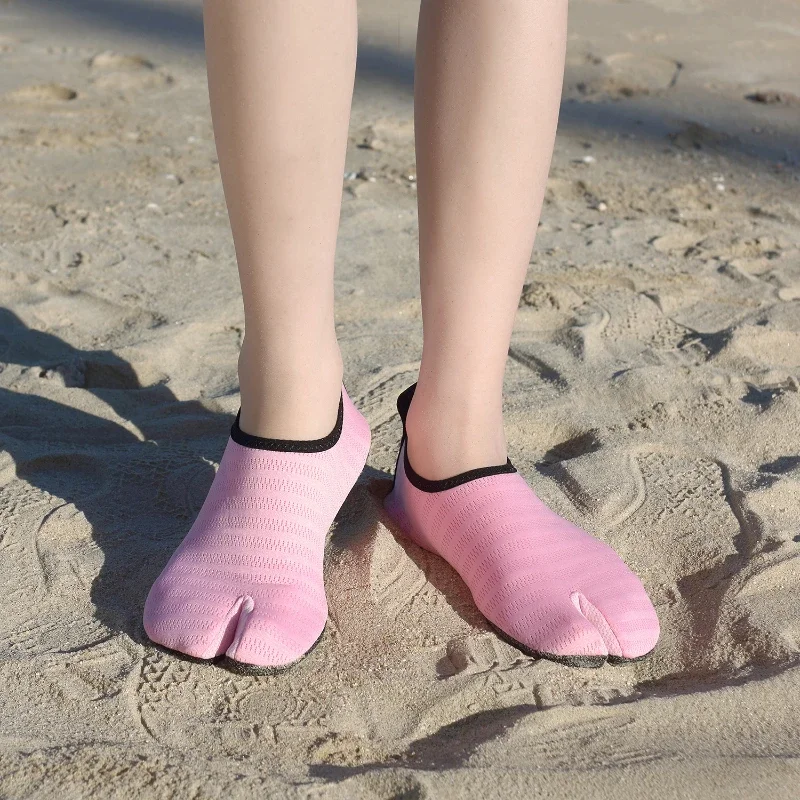 Nuove scarpe da nuoto per uomo donna scarpe da spiaggia assorbenti dal sudore all'aperto elastiche morbide e traspiranti scarpe da Yoga Casual e alla moda